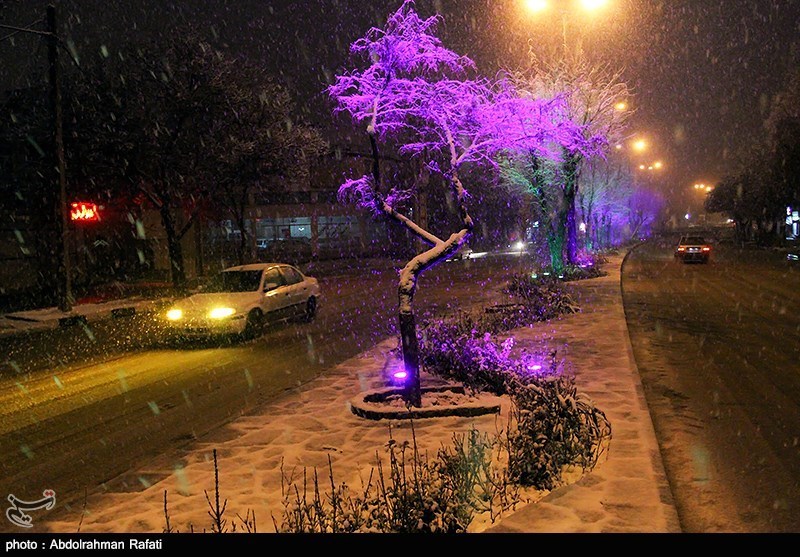 بارش برف و باران در اکثر جاده‌های استان کرمانشاه / لغزندگی جاده‌ها و کاهش دید رانندگان