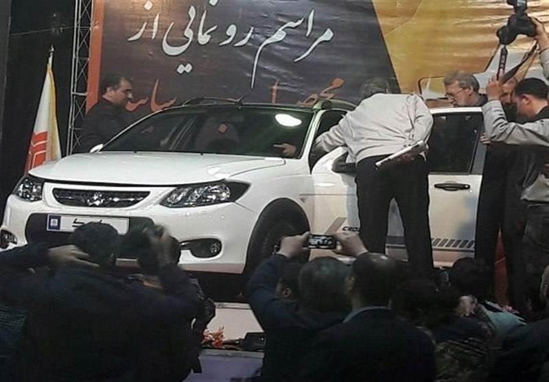 عکس/ علی لاریجانی هنگام بازدید از داخل خودروی جدید سایپا