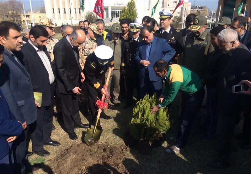 کاشت نهال توسط فرمانده نیروی دریایی ارتش در دانشگاه گرگان