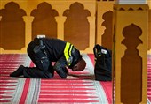 پلیس هلندی در حال اقامه نماز + عکس
