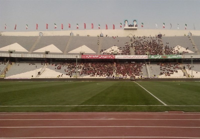 تجمع اعتراضی کارگران مجموعه ورزشی آزادی مقابل وزارت ورزش