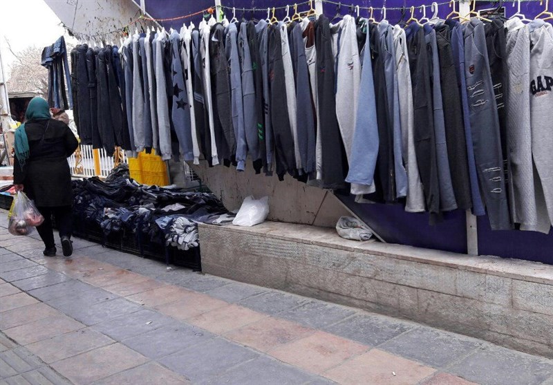 کارگران بیکار کارخانجات استان مرکزی &quot;دست‌فروش لباس&quot; شدند
