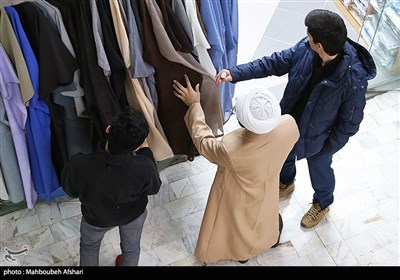 با نزدیک شدن به نوروز، خریدهای عیدانه روحانیون و طلبه های حوزه علمیه مانند دیگر مردم شهر رونق می گیرد