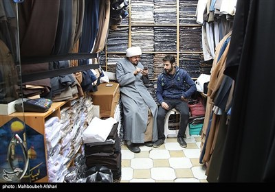 با نزدیک شدن به نوروز، خریدهای عیدانه روحانیون و طلبه های حوزه علمیه مانند دیگر مردم شهر رونق می گیرد