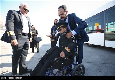 امیرحسین طاهری کودک هشت ساله که ناتوانی جسمی و حرکتی دارد ، توسط کاپیتان جدیدی ؛ مدیر عامل شرکت هواپیمایی کیش به آرزوی خود یعنی ملبس شدن به لباس خلبانی جامه عمل پوشانید.