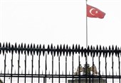 تظاهرات‌کنندگان در استانبول پرچم کنسولگری هلند را پایین کشیدند