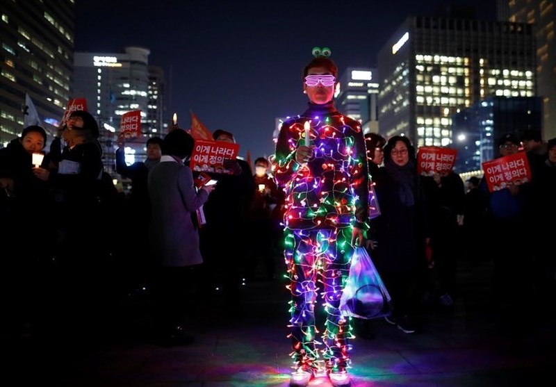 عکس/ اعتراض متفاوت شهروند کره جنوبی به برکناری رئیس‌جمهور