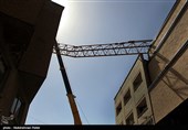 سقوط جرثقیل ساختمانی در بلوار امین قم به علت وزش شدید باد