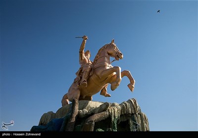 مجسمه یعثوب لیث صفاری در ورودی شهر زابل در شمال سیستان و بلوچستان