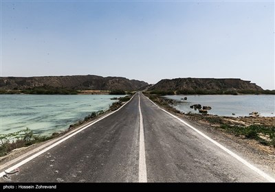 جاده ساحلی چابهار که در یک طرف آب شیرین و طرف دیگر آب شور واقع شده است