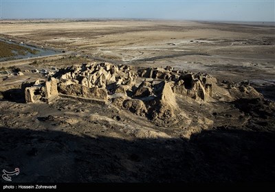 کهن دژ اوشیدا یا به گفته محلی‌ها کوه خواجه آنقدر برای ادیان مختلف ارزش آیینی دارد که معماران و باستان‌شناسان ریسک دست زدن به آن را برای اکتشاف‌های متعدد ندارند، دژی که افسانه‌های زیادی درباره آن وجود دارد، مثلاً سه نفر از این دژ بیرون رفته تا نوید ظهور مسیح را بدهند، یا اینکه این دژ محل اصلی تولد زرتشت است و این در حالی است که یهودیان نیز به دلیل غرابتی که با این دژ دارند برای آن ارزش آئینی فراوان قائل هستند. دژ اوشیدا که به واقع تبلور نبوغ ایرانیان دو هزار و 264 سال پیش است، با خود قصه‌های فراوان دیگری نیز دارد از جمله اینکه ادعا شده است قبر رستم دستان در بالای این کوه واقع شده است زیرا در محوطه بیرونی دژ آثار قبرهای اشکانی فراوانی وجود دارد.