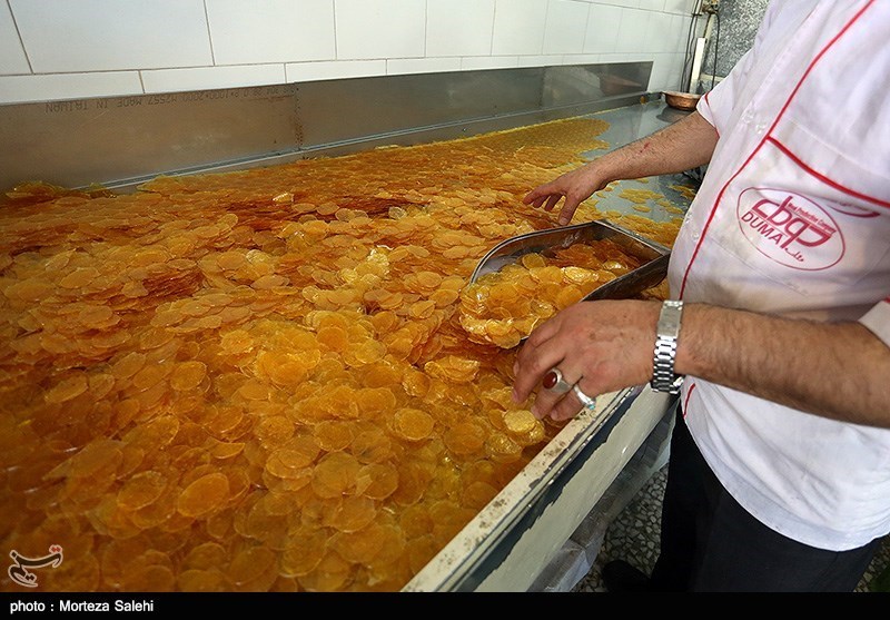 اصفهان| قیمت تمام شده پولک و نبات بر اساس قیمت شکر؛ جایگزینی ارز نیمایی به‌جای دولتی برای برخی کالاها به نفع کشور است