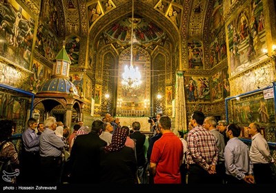 این کلیسا قدیمی‌‌ترین کلیسای ارامنه در ایران محسوب می‌شود. فضای داخل کلیسا بر اساس ماجرای زندگی حضرت عیسی مسیح منقش شده است.