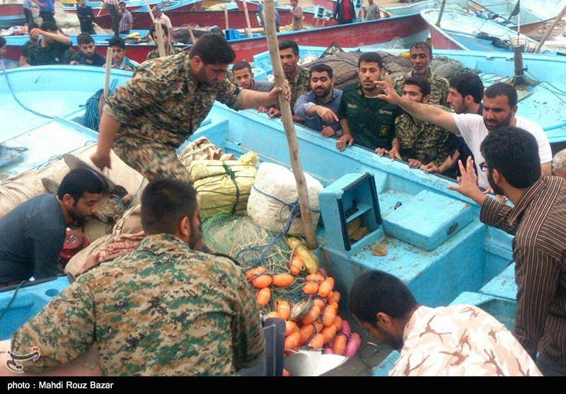 تصاویر/ کمک‌رسانی نیروهای سپاه به ماهیگیران دیّر پس از طغیان آب