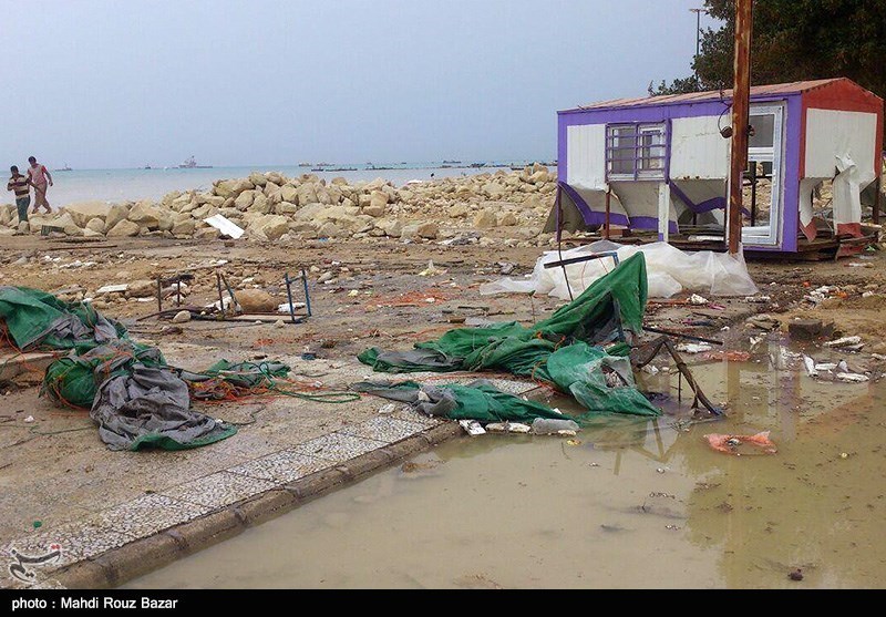 Giant Waves Kill 1, Injure 18 in Southern Iran: Official