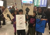 تظاهرات ضد «ترامپ» در فرودگاه «دالاس واشنگتن» + تصاویر