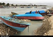 سپاه در بازسازی شناورهای خسارت‌دیده طغیان دریا در بندر دیر مشارکت می‌کند
