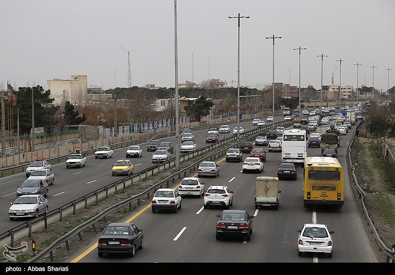 ترافیک سنگین در آزادراه تهران- کرج و کرج -قزوین/ حجم سنگین تردد زنجیروار خودرو در محور کرج- چالوس