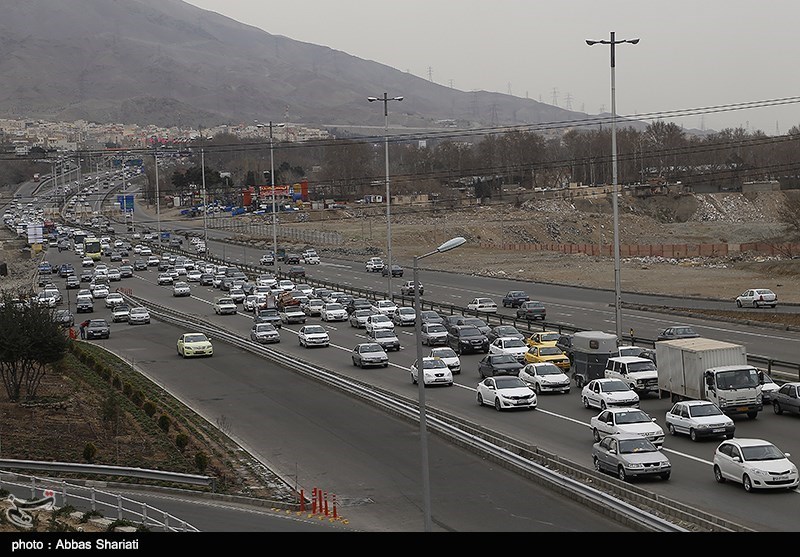 تردد پرحجم و سنگین در مسیر کرج به سمت قزوین/ترافیک در آزادراه‌های استان قزوین نیمه‌سنگین است
