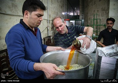 توزیع غذا نذری در محلات محروم تهران