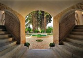 تزئینات ایوان عمارت باغ تاریخی اکبریه مرمت می‌شود