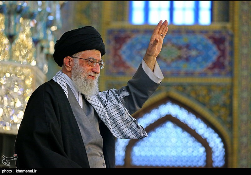 مشهد|حضور امام خامنه‌ای در جایگاه سخنرانی حرم رضوی؛ آغاز سخنرانی از لحظاتی دیگر
