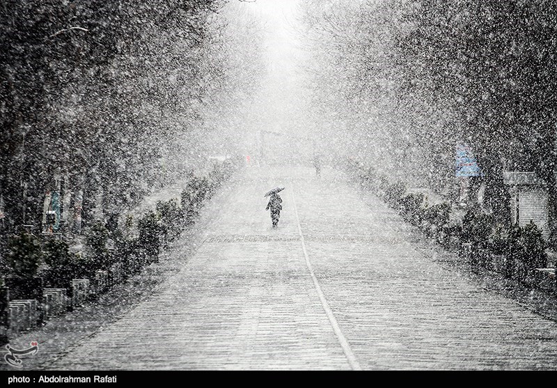 ساری| بارش برف بهاری محور هراز را مسدود کرد
