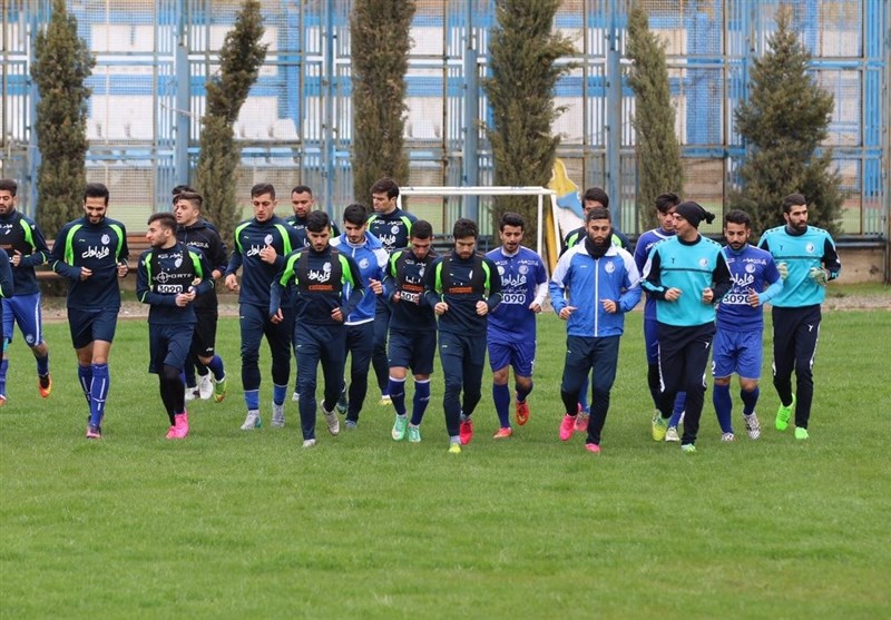 غیبت منصوریان و بابازاده و حضور 100 هوادار در هوای بارانی تهران/ رحمتی والیبال بازی کرد + تصاویر