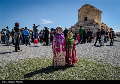 مسافران نوروزی در پاسارگاد