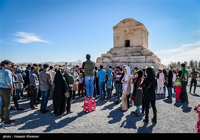 مسافران نوروزی در پاسارگاد