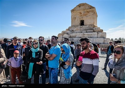 مسافران نوروزی در پاسارگاد