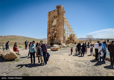 مسافران نوروزی در پاسارگاد