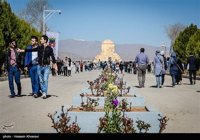 مسافران نوروزی در پاسارگاد