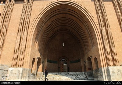 سردر ورودی موزه ملی ایران مشابه ایوان بلند طاق کسری متعلق به دوره ساسانی