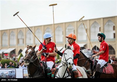 مسابقات غولف رمزية في ساحة نقش جهان بإصفهان