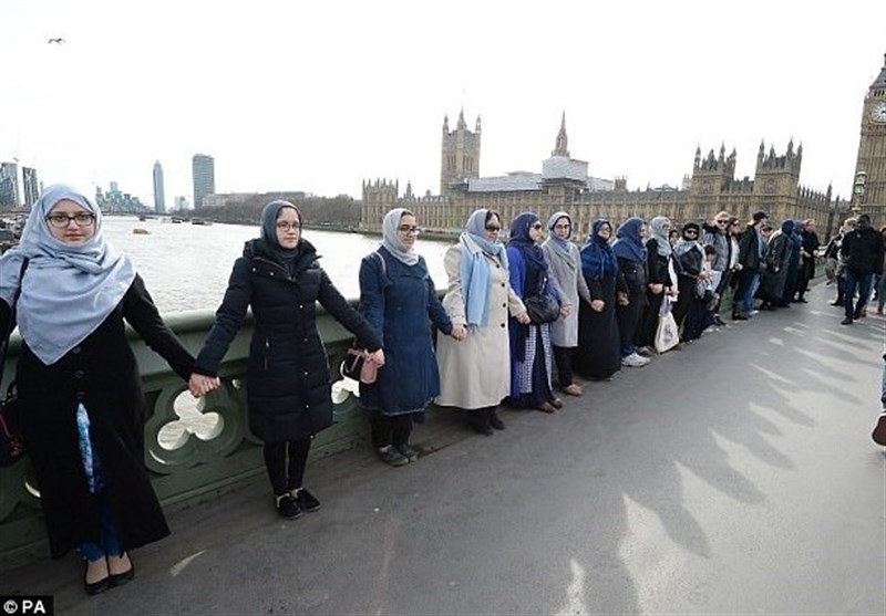 تجمع زنان مسلمان در محل حادثه تروریستی لندن+ تصاویر