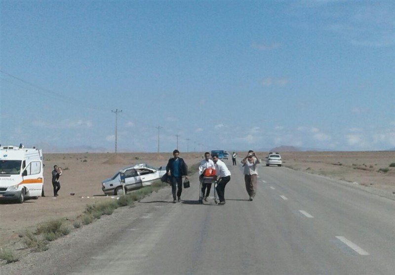 انتقال مصدومین حادثه واژگونی پژو 405 در محور طبس -بردسکن با اورژانس هوایی