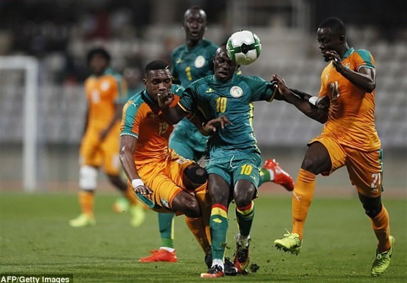 ورود تماشاگران به زمین، بازی ساحل عاج و سنگال را نیمه‌کاره گذاشت + تصاویر