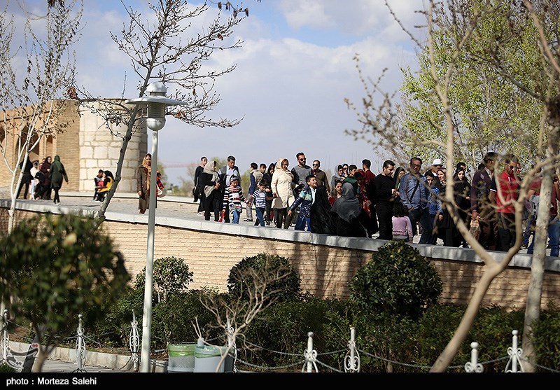 صف رأی‌گیری طولانی اصفهان در غروب بسیار زیبای از پل خواجو + فیلم