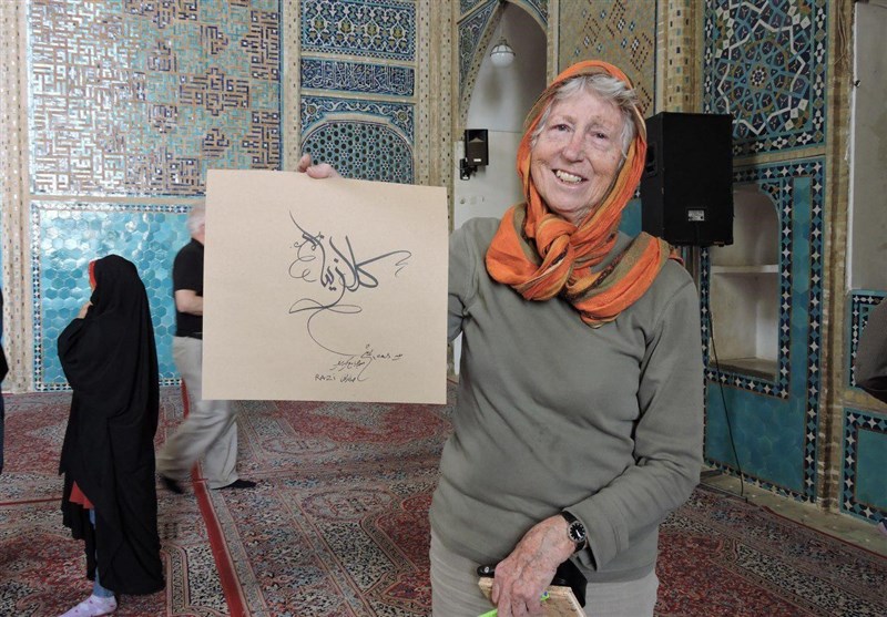 اهدای تابلوهای نقاشی خط به مسافران نوروزی یزد + تصاویر