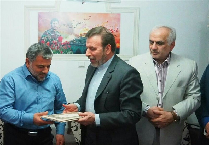 وزیر ارتباطات با خانواده شهید مدافع حرم در چالوس دیدار کرد