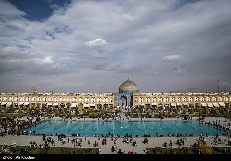 اصفهان|کشف گلوله جنگی در حفاری باغ چهلستون‌, حذف حوض مرکزی میدان نقش جهان