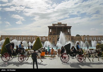 مسافران نوروزی در میدان نقش جهان اصفهان