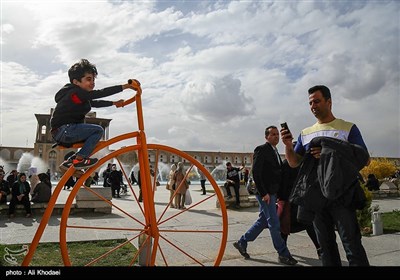 مسافران نوروزی در میدان نقش جهان اصفهان