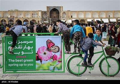 مسافران نوروزی در میدان نقش جهان اصفهان