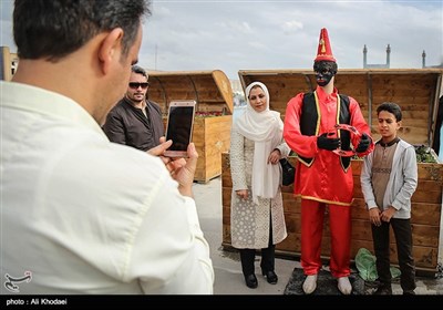 مسافران نوروزی در میدان نقش جهان اصفهان