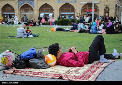 مسافران نوروزی در میدان نقش جهان اصفهان