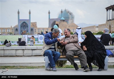 مسافران نوروزی در میدان نقش جهان اصفهان