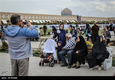 مسافران نوروزی در میدان نقش جهان اصفهان