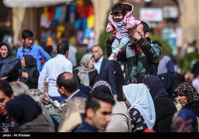 مسافران نوروزی در میدان نقش جهان اصفهان